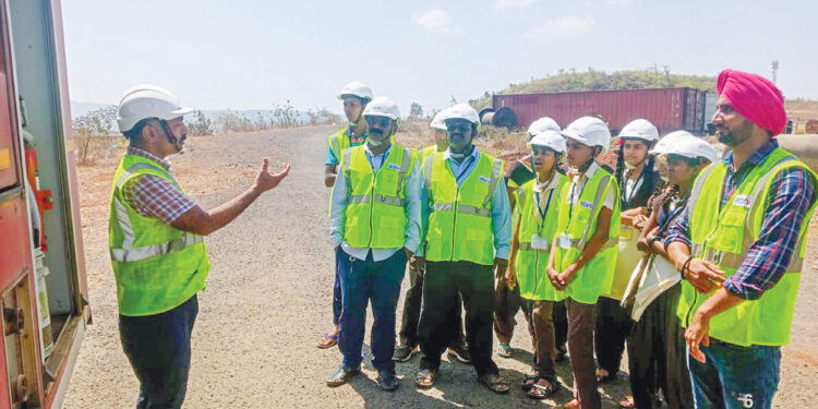 अंतुले महाविद्यालय विद्यार्थ्यांची दिघी पोर्टला भेट