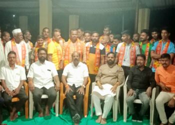 कोकरे गावातील काँग्रेस कार्यकर्त्यांचा शिवसेनेत प्रवेश