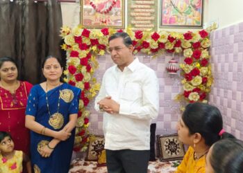 शेकापकडून महिलांच्या पाठीवर शाबासकीची थाप