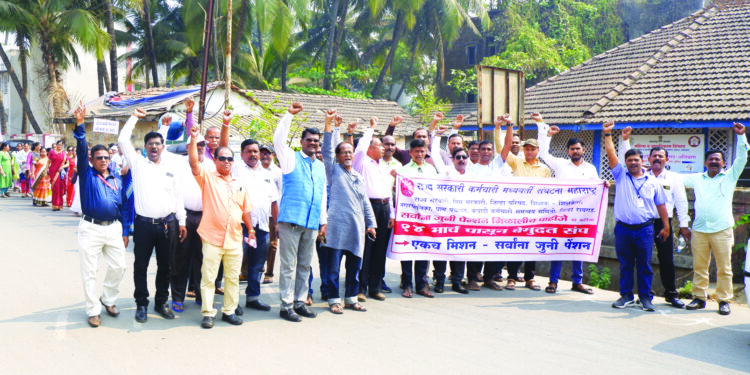 जिल्ह्यात संपाने कामकाज ठप्प; शासकीय कार्यालयात शुकशुकाट