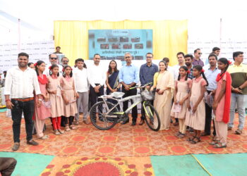 सावित्रीच्या लेकींना पीएनपीत सायकलींचे वाटप