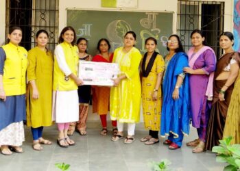 विद्यार्थिनींसाठी सॅनिटरी पॅड वेंडिंग मशीनचे वाटप