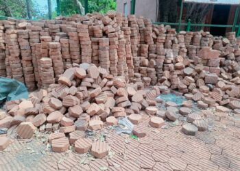 माथेरानमधील गटारांमध्ये पडलेले पेव्हर ब्लॉक उचला