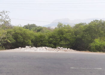 मोर्‍यांचे कठडे गायब साईडपट्टी खचली; अपघात झाल्यास जबाबदार कोण?