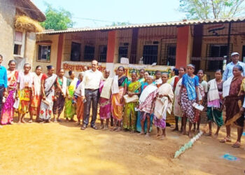 वयोवृद्ध ग्रामस्थाांचा सत्कार