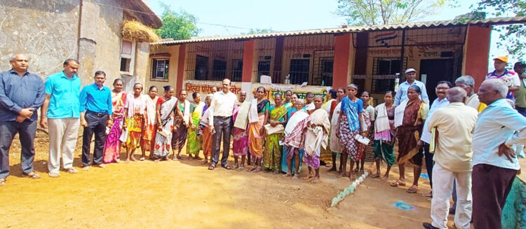 वयोवृद्ध ग्रामस्थाांचा सत्कार