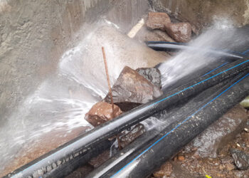 जलवाहिनी फुटून हजारो लिटर पाणी वाया