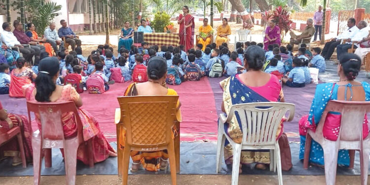 आजी-आजोबा रमले नातवंडांच्या शाळेत