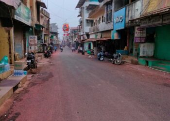 चकाचक रस्त्याला गतिरोधकांची मागणी