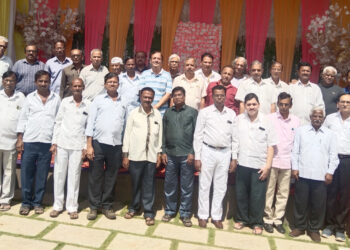 चार तपा नंतर शालेय मित्रांची भेट