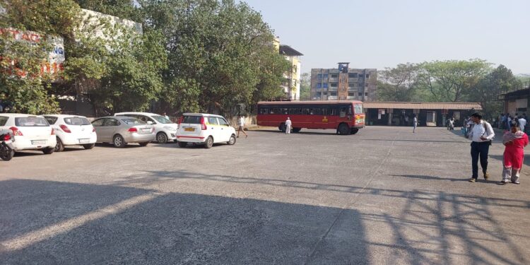 बस स्थानक झाले पार्किंग ठिकाण