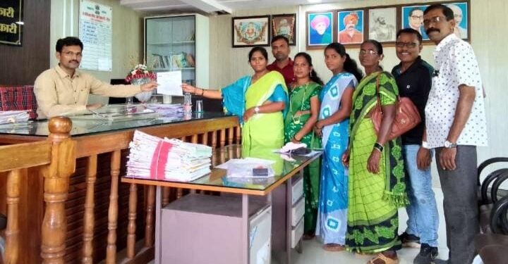 नुकसान भरपाईसाठी तहसिलदारांना निवेदन