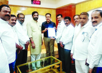 गुरुजींचे ग्रामविकासमंत्र्यांना गार्‍हाणे