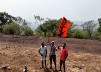 नेरळमधील माणगाव टेकडीवर फडकले १०१ झेंडे