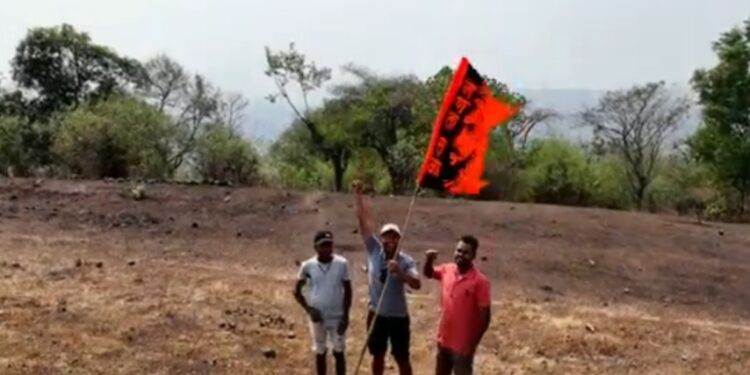 नेरळमधील माणगाव टेकडीवर फडकले १०१ झेंडे