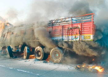 मुंबई-पुणे एक्स्प्रेस वे वर साखरेचा ट्रक जळून खाक