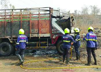 दांडफाटा येथे आगीत ट्रक खाक