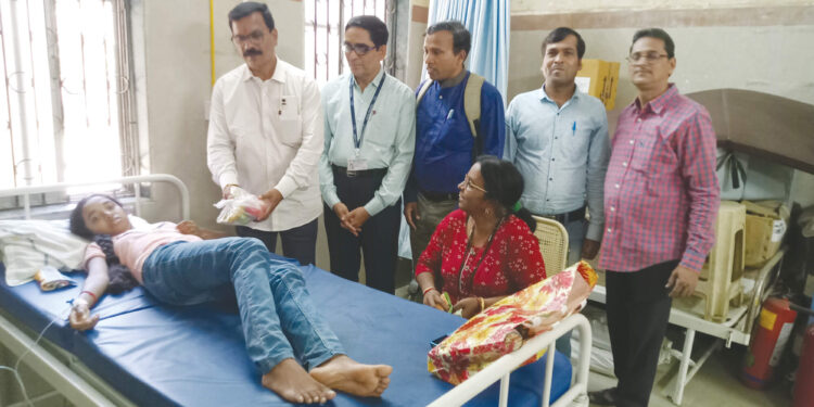 वाढदिवसानिमित्त रुग्णांना फळांचे वाटप