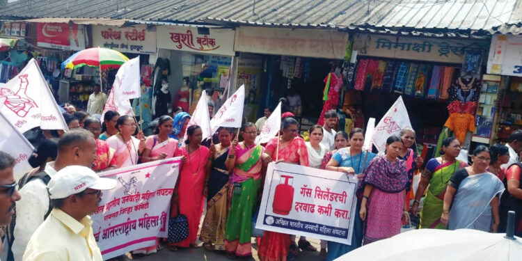 महिलादिनी महागाई विरोधी निदर्शने