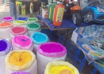 बाजारात होळीची लगबग सुरू