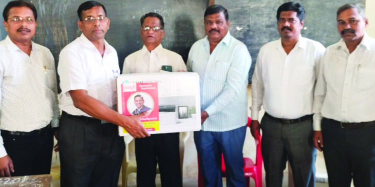 माजी आ.बाळाराम पाटील यांच्या माध्यमातून शाळांना शैक्षणिक साहित्य वाटप