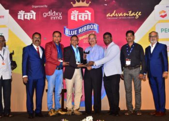 स्व. महेश देशमुख पतसंस्थेला बँको पुरस्कार प्रदान