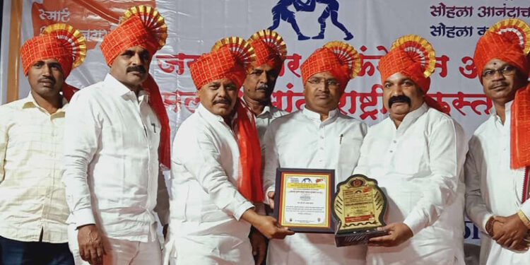 डि.बी.म्हात्रे यांना आदर्श वस्ताद पुरस्कार