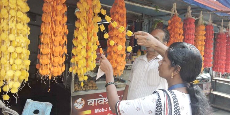 गुढीपाडव्यानिमित्त बाजारपेठ सजली