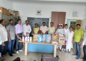 आरोग्य केंद्रास नवजात शिशु उपयोगी वस्तू भेट