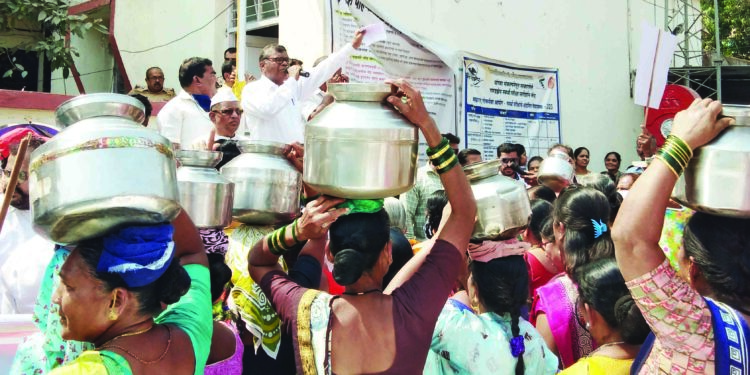 करंजा ग्रामस्थांचा पाण्यासाठी हंडामोर्चा