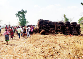 झोपडीत घुसला ट्रक; कर्जत चाहुची वाडी येथील घटना