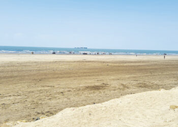 पर्यटकांविना किनारे पडले ओस