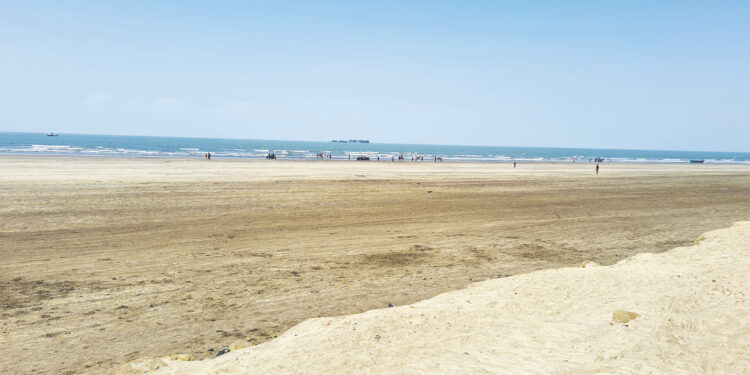 पर्यटकांविना किनारे पडले ओस