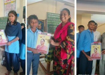 आश्रम शाळेतील विद्यार्थ्यांना शालोपयोगी वस्तूंचे वाटप