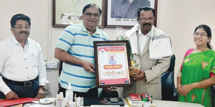 अ‍ॅड. प्रसाद पाटील यांचा सत्कार