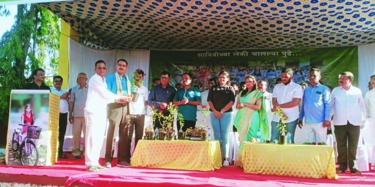 चित्रलेखा पाटील यांच्या माध्यमातून मोफत सायलकींचे वाटप