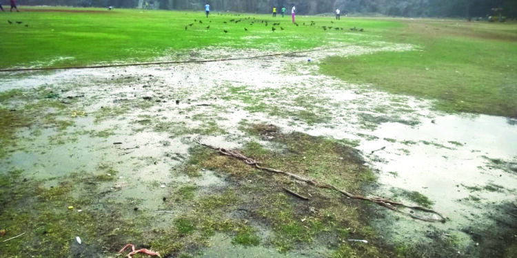 पेण पालिका मैदान चिखलमय; देखभालीकडे प्रशासनाचे दुर्लक्ष