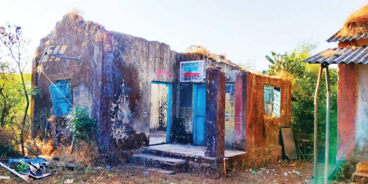 ताडगाव ग्रामपंचायत कार्यालय भग्नावस्थेत