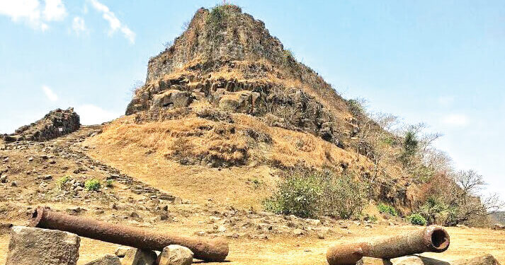 तळागडाचे बुरुज ढासळताहेत