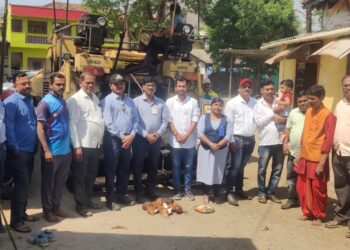 रिलायन्सतर्फे अंतर्गत रस्त्याचे डांबरीकरण