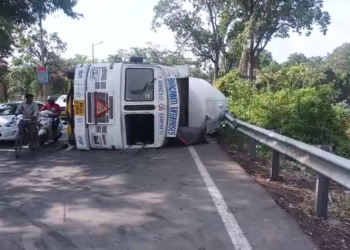 पनवेल-सायन महामार्गावर ट्रक पलटी