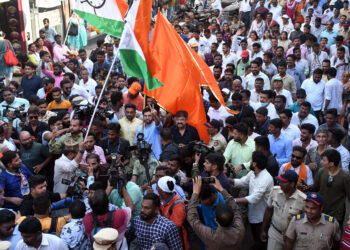 महिला मारहाण प्रकरण चिघळले