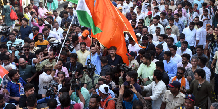 महिला मारहाण प्रकरण चिघळले