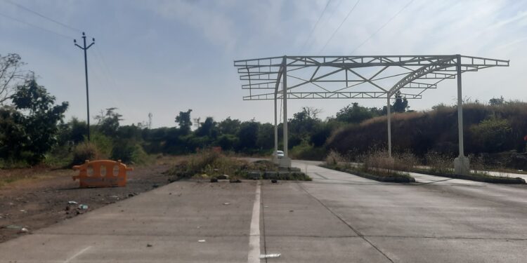 अपूर्ण रस्त्यामुळे अपघाताचा धोका