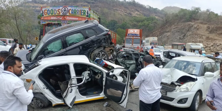अपघात ब्रेकिंग! द्रुतगती मार्गावर 13 वाहने एकमेकांवर आदळली