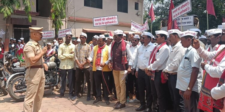 वनवासी नही, आदिवासी है! शेकडो आदिवासींची पोलीस ठाण्याला धडक