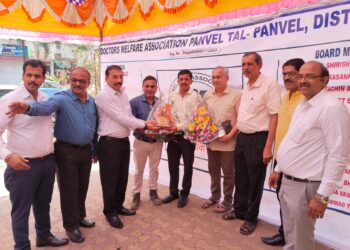 करंजाडेत डॉक्टर बनले रक्तदाते  