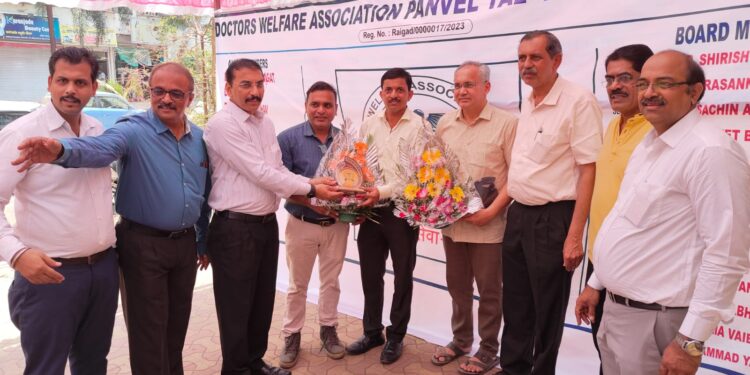 करंजाडेत डॉक्टर बनले रक्तदाते  