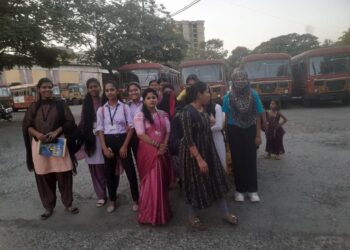 एसटी बसेस वेळेवर सुटत नसल्यामुळे महिलांचे हाल