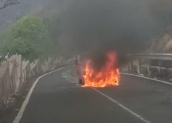 माथेरान घाटात गाडीने घेतला पेट